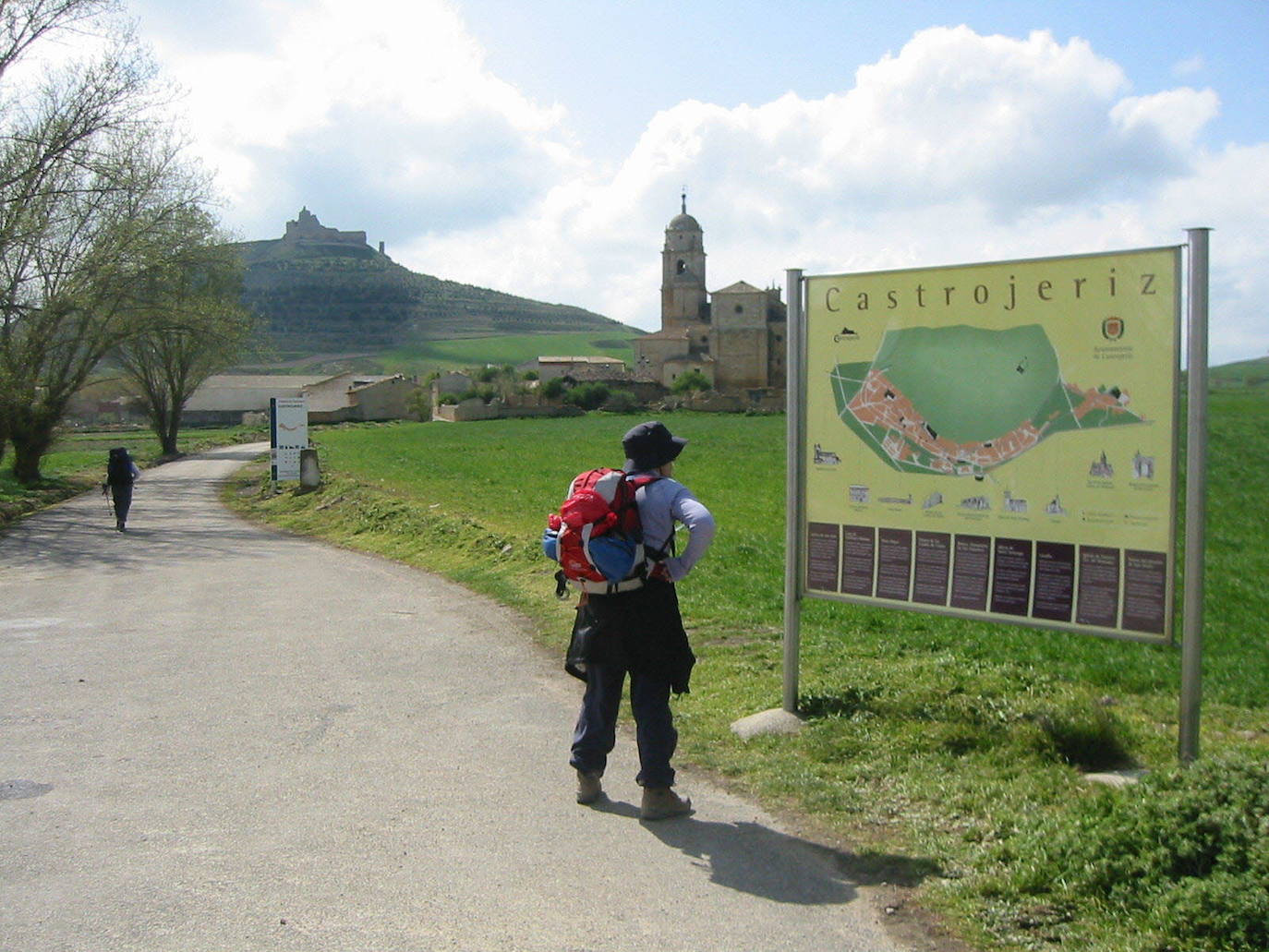 CASTROJERIZ (Burgos). Tiene cerca de 760 habitantes censados y es paso destacado del trazado francés del Camino de Santiago. Los turistas pueden visitar su castillo, el fuerte, la torre, la iglesia y el monasterio.