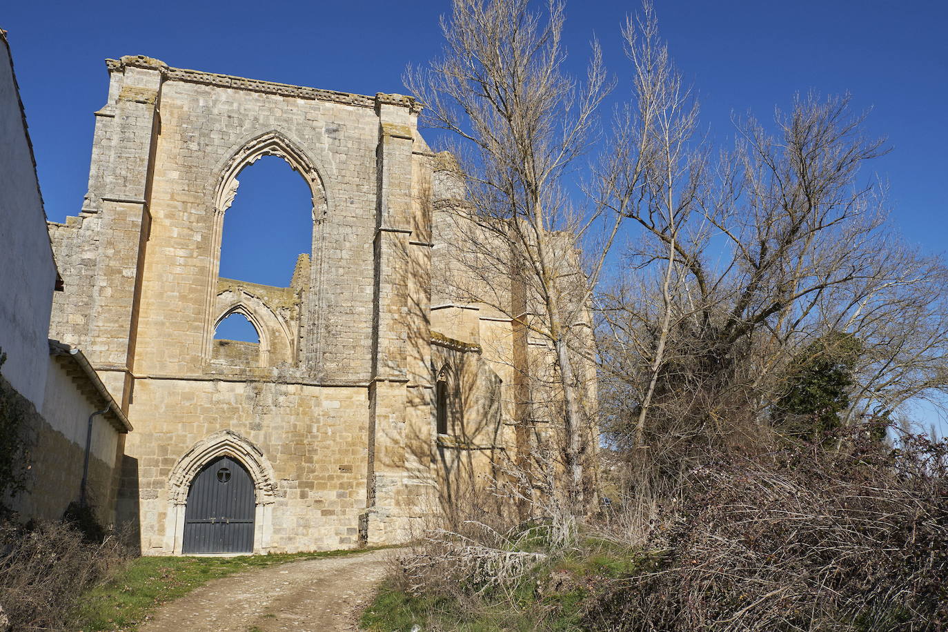 CASTROJERIZ (Burgos). Tiene cerca de 760 habitantes censados y es paso destacado del trazado francés del Camino de Santiago. Los turistas pueden visitar su castillo, el fuerte, la torre, la iglesia y el monasterio.