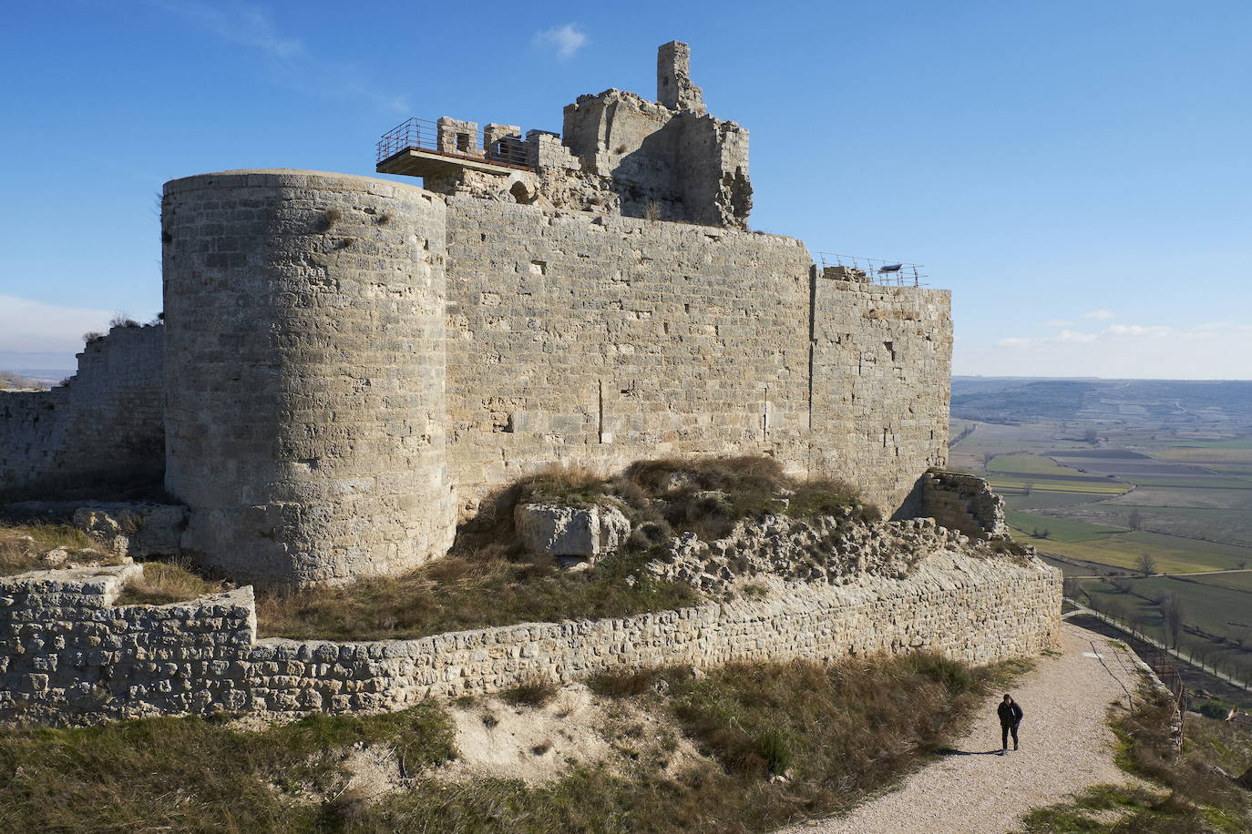 CASTROJERIZ (Burgos). Tiene cerca de 760 habitantes censados y es paso destacado del trazado francés del Camino de Santiago. Los turistas pueden visitar su castillo, el fuerte, la torre, la iglesia y el monasterio.