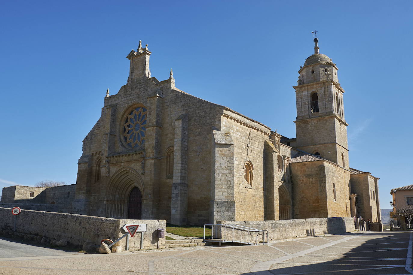 CASTROJERIZ (Burgos). Tiene cerca de 760 habitantes censados y es paso destacado del trazado francés del Camino de Santiago. Los turistas pueden visitar su castillo, el fuerte, la torre, la iglesia y el monasterio.