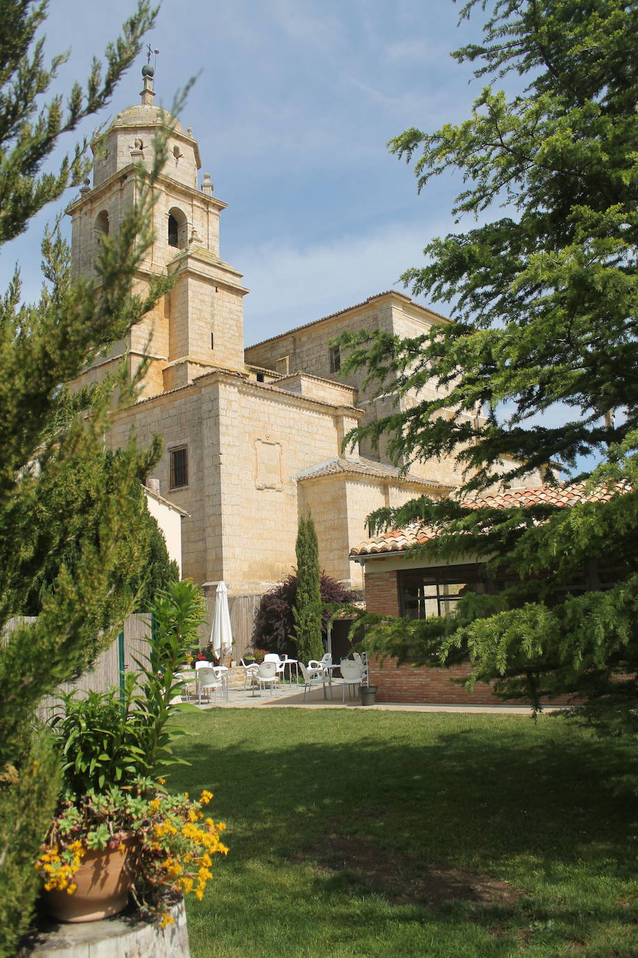 CASTROJERIZ (Burgos). Tiene cerca de 760 habitantes censados y es paso destacado del trazado francés del Camino de Santiago. Los turistas pueden visitar su castillo, el fuerte, la torre, la iglesia y el monasterio.