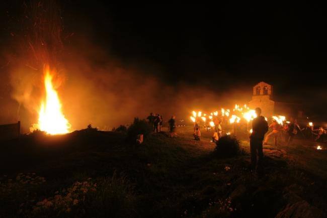 DURRO (Lleida). Forma parte de Vall de Boí y es el municipio con menos población de estos 6, con 82 habitantes censados. Destacan sus tejados de pizarra, sus fiestas de Fallas en junio y la iglesia de la Natividad y la ermita.