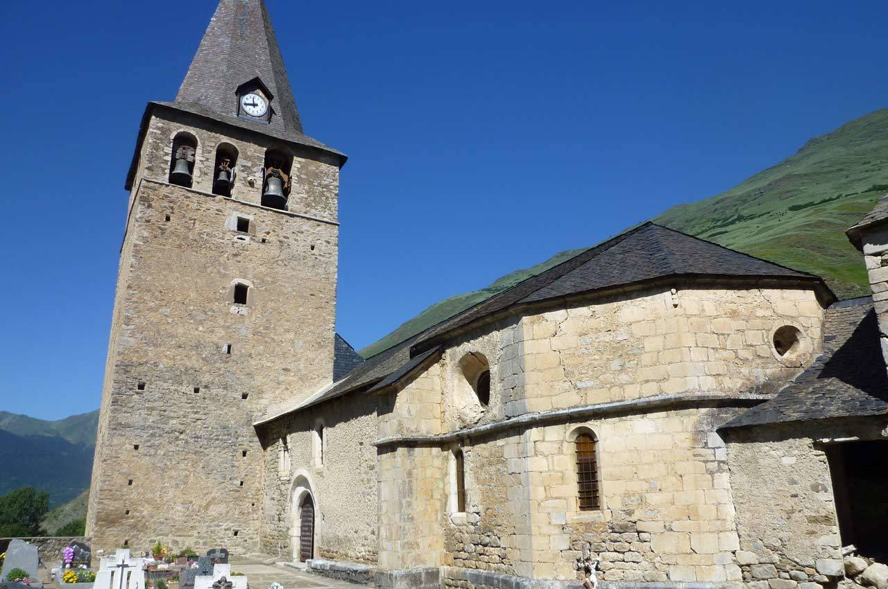 GARÒS (Lleida). Este listado lo cierran dos municipios que forman parte de uno mismo: Alto Arán. Garòs tiene 136 habitantes y entre sus calles destaca la imponente iglesia de origen románico y el campanario, construido en 1619.