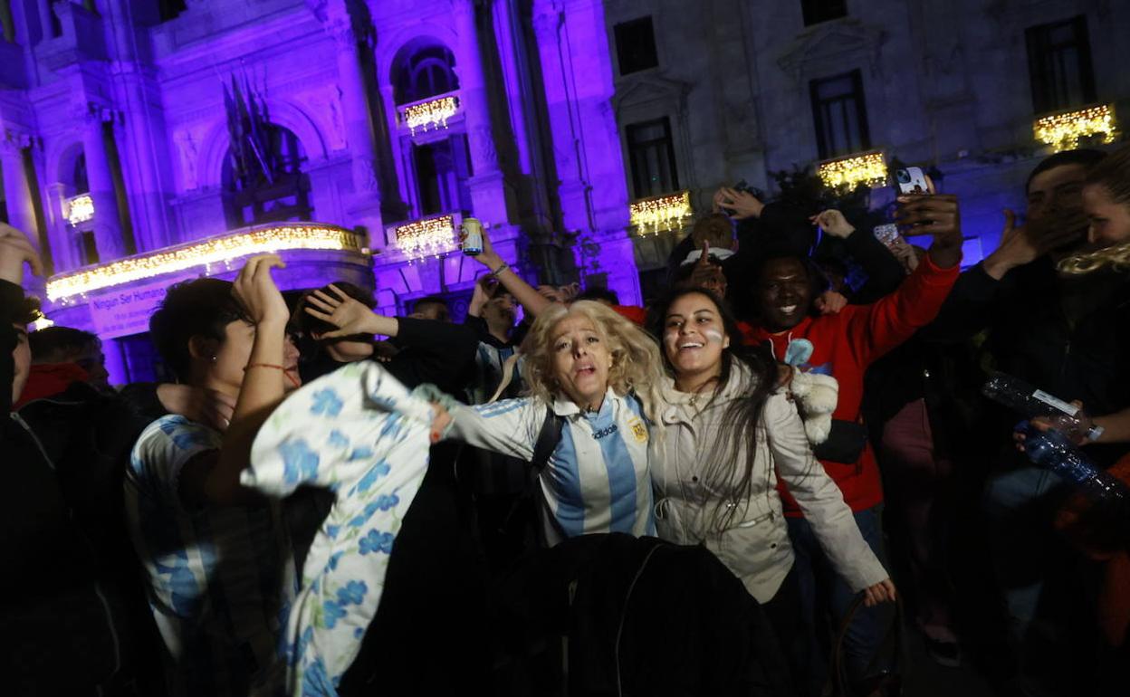 Los argentinos celebran en Valencia la victoria del Mundial. 