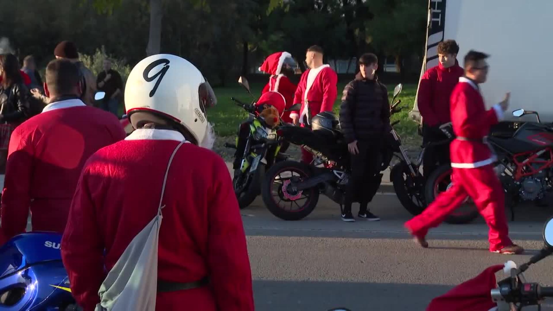 Centenares de motoristas hacen una marcha solidaria vestidos de Papa Noel en Barcelona