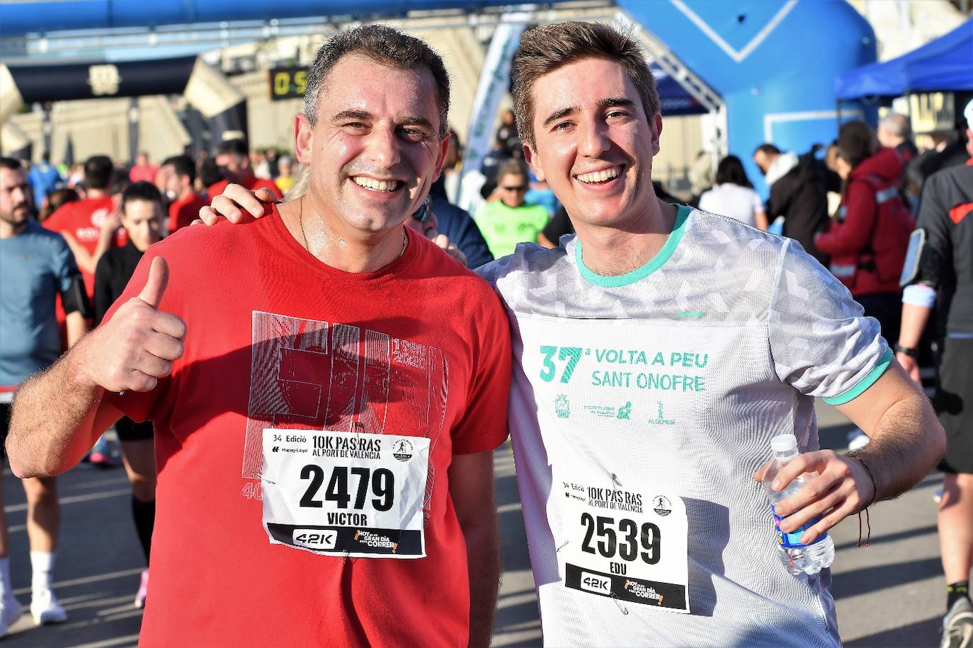 Miles de personas participan en la icónica prueba que cruza el puente de la Marina y recorre todo el paseo marítimo de Valencia