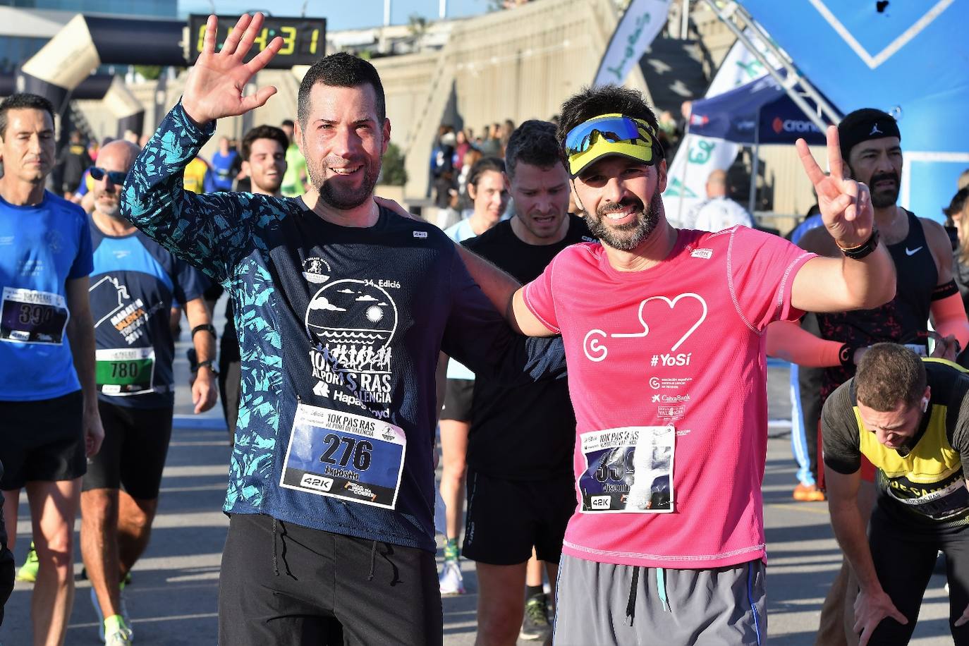 Miles de personas participan en la icónica prueba que cruza el puente de la Marina y recorre todo el paseo marítimo de Valencia