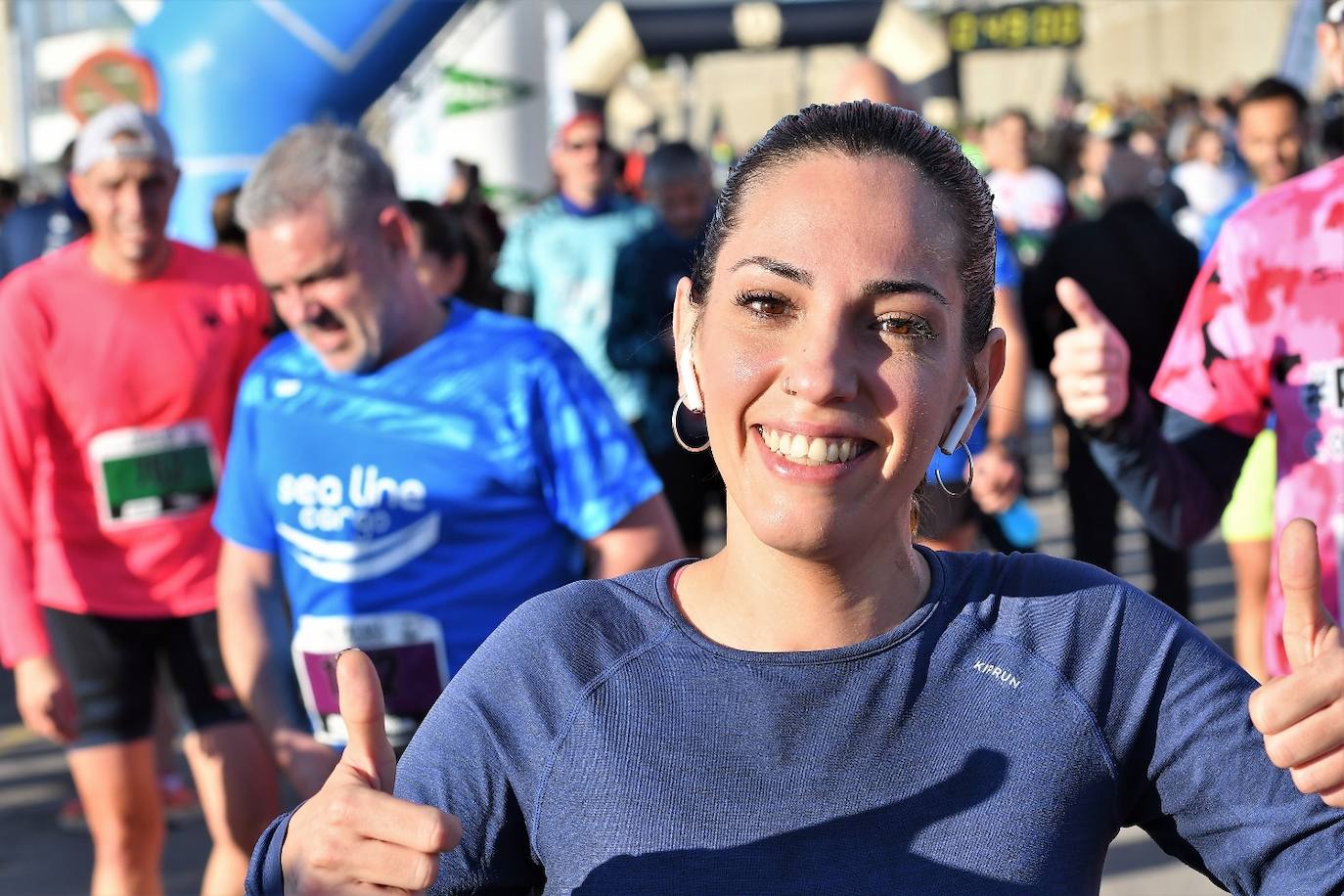 Miles de personas participan en la icónica prueba que cruza el puente de la Marina y recorre todo el paseo marítimo de Valencia