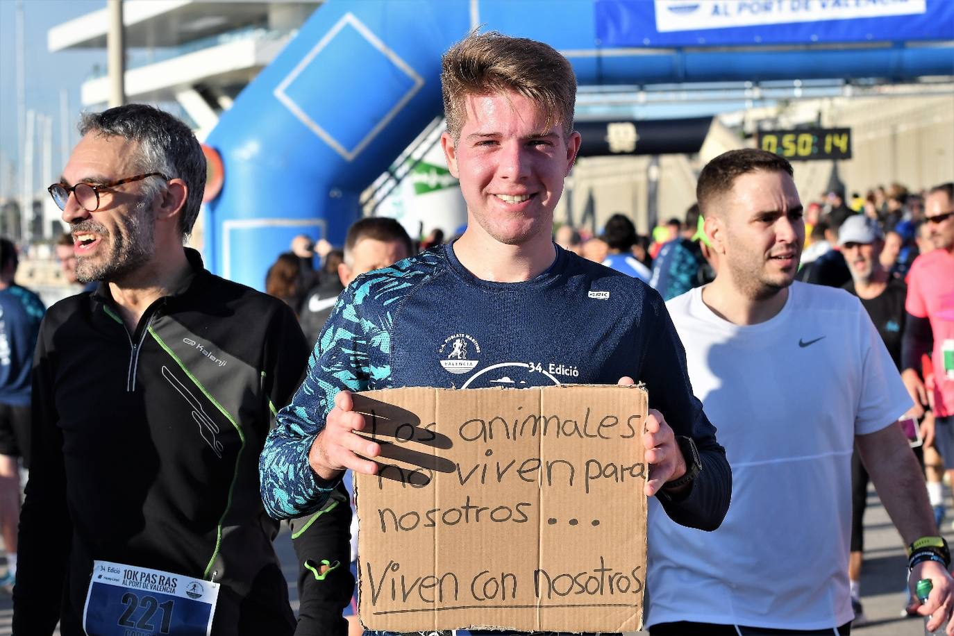 Miles de personas participan en la icónica prueba que cruza el puente de la Marina y recorre todo el paseo marítimo de Valencia