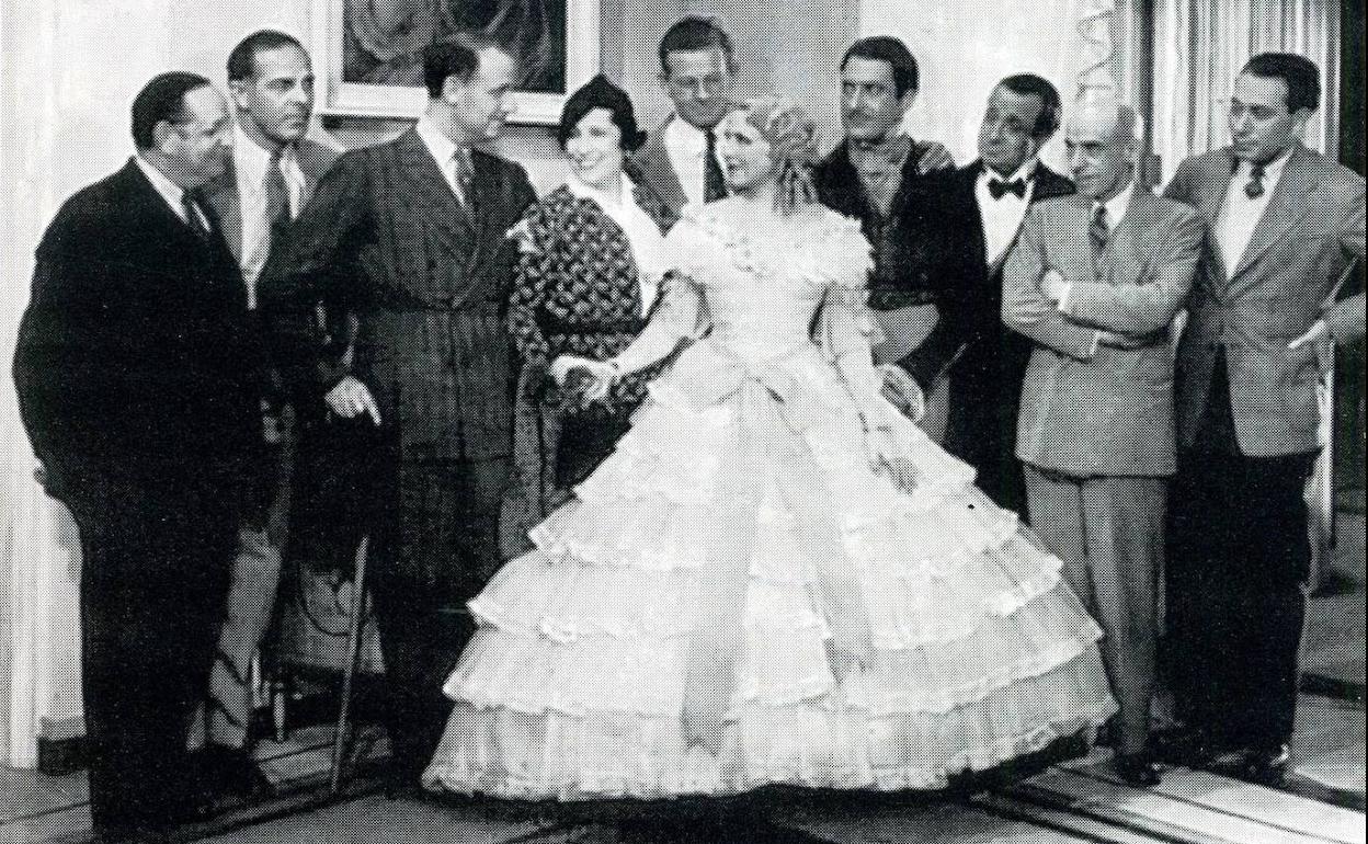 Lucrezia Bori en Hollywood, 1933, con Catalina Bárcena (de blanco) y Antonio Moreno (segundo por la izquierda). :: .