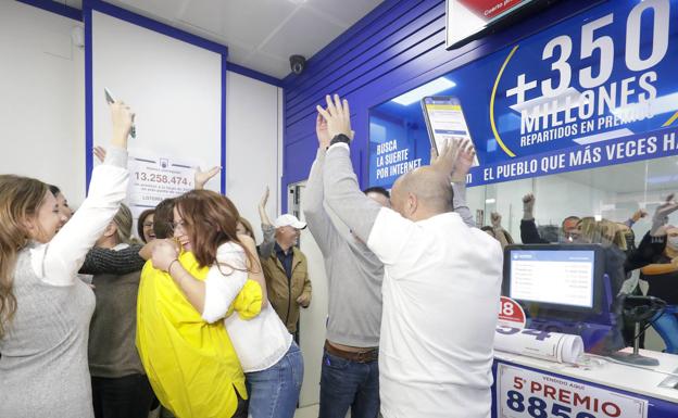 Celebración en la administración de Manises tras ganar el premio. 