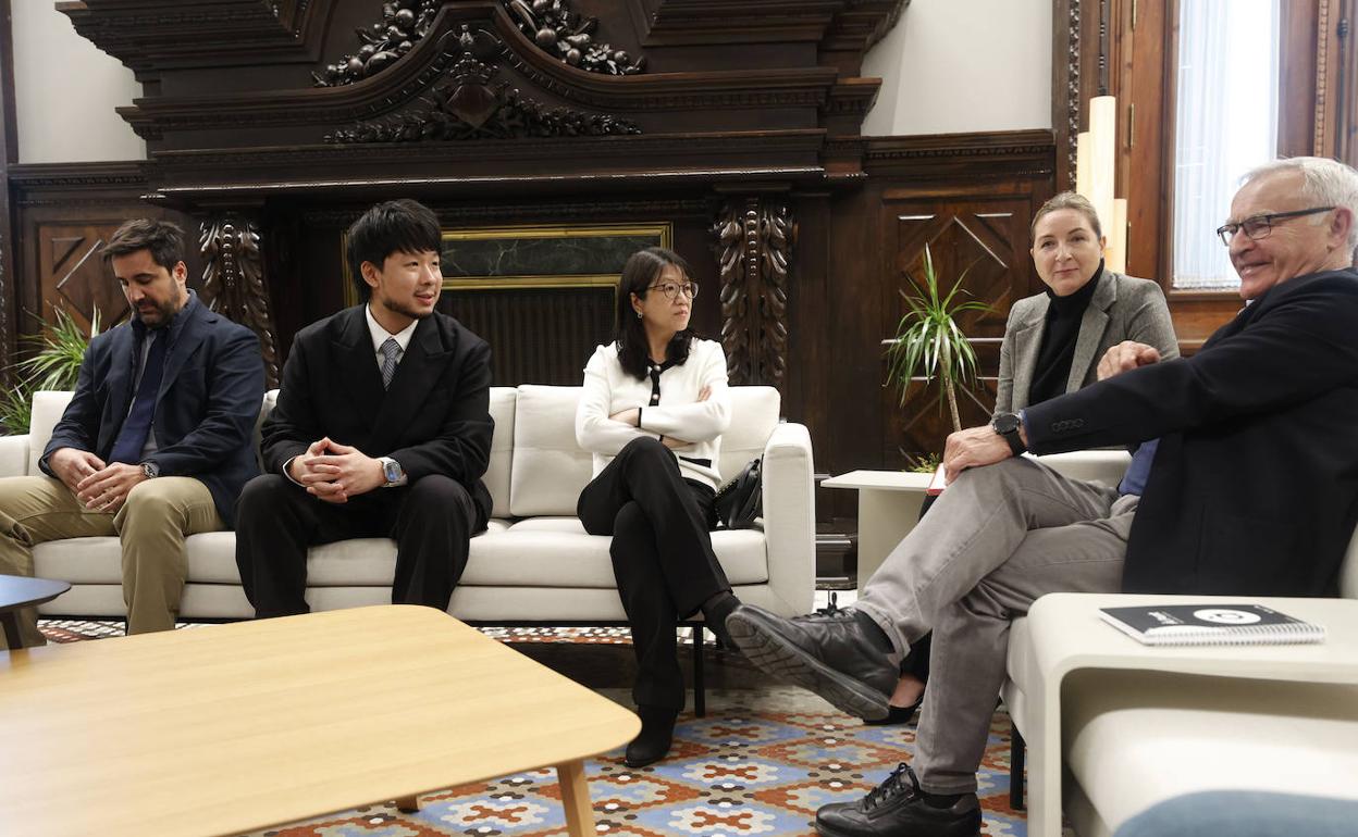 Javier Solís, Kiat Lim y Layhoon Chan, durante la última reunión con Joan Ribó. 