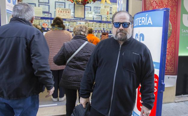 Francisco Ferris, posando con su décimo.