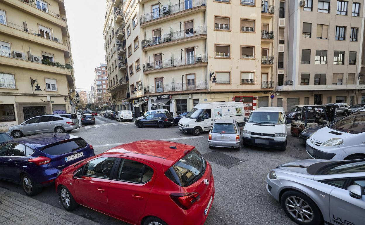 Coches estacionados en el barrio de la Roqueta. 