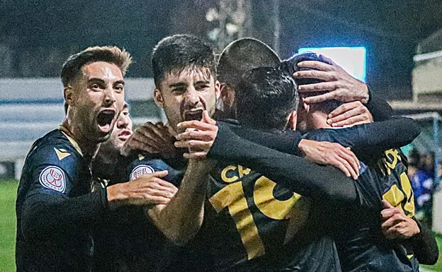 Imagen principal - Imágenes de la victoria del Intercity 2-0 ante el Mirandés. 