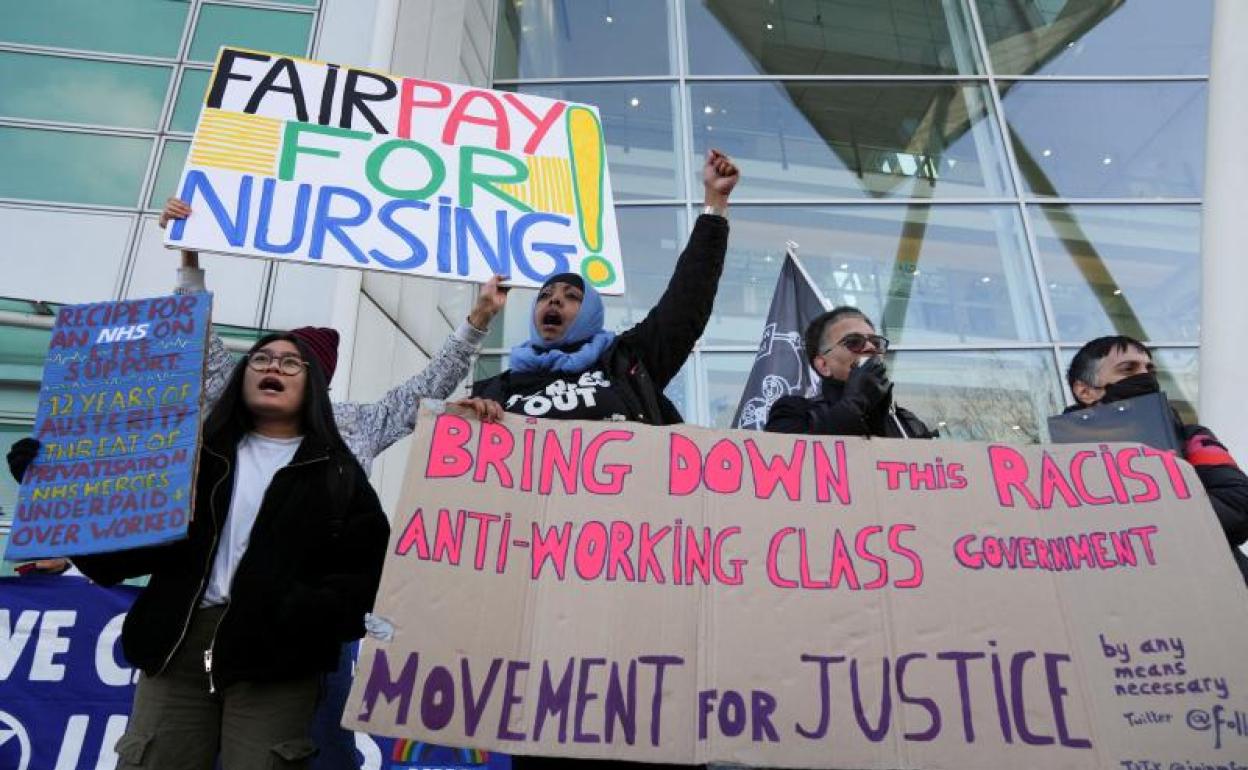 Trabajadores protestan ante la Escuela de Enfermería de Londres.