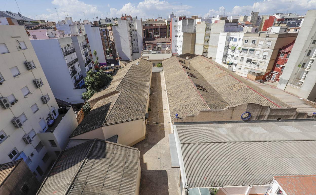 Parte de las naves que serán demolidas para la construcción de la residencia y hotel. 