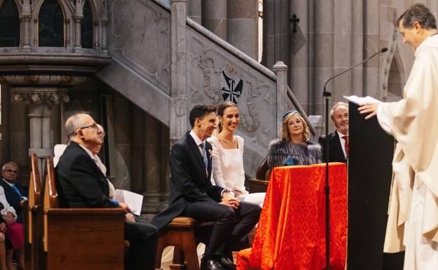 Imagen secundaria 1 - Raquel Alario y Héctor Robledo, en la celebración religiosa, y la fallera mayor de Valencia de 2017, posando en su casa.