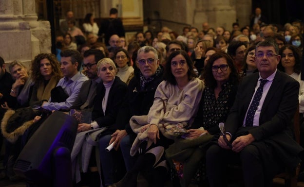 Imagen principal - Asistentes al acto organizado en la Catedral de Valencia. 