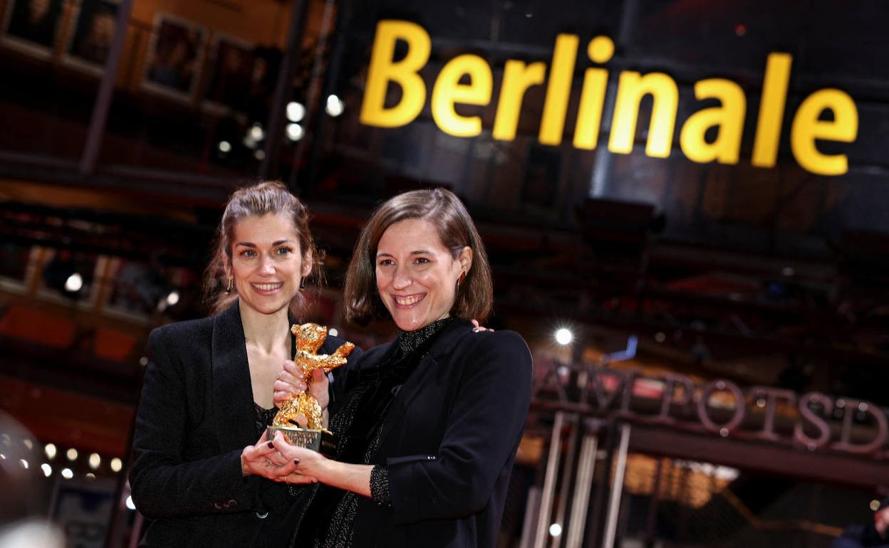 A la izquierda, María Zamora, junto a Carla Simón, al recibir el Oso de Oro de la Berlinale por 'Alcarràs'. 