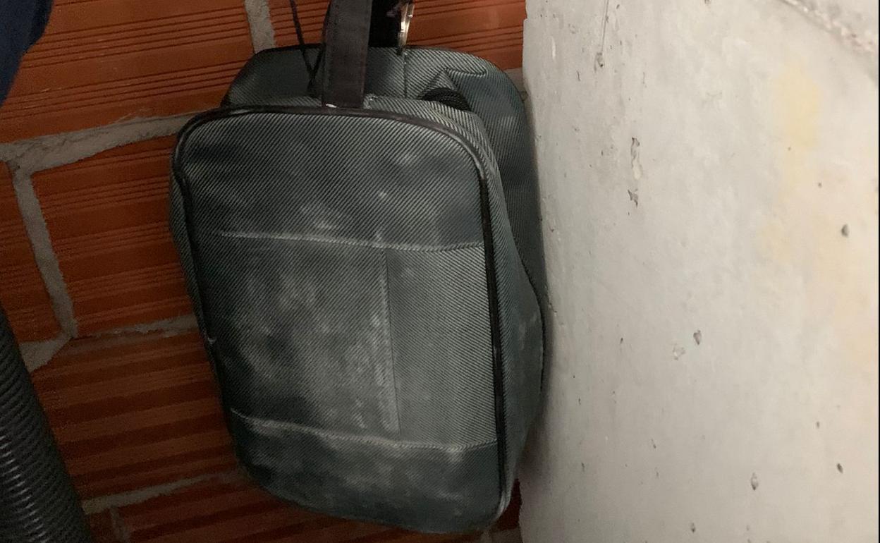 Una bolsa donde escondía la droga en las zonas comunes de un edificio. 