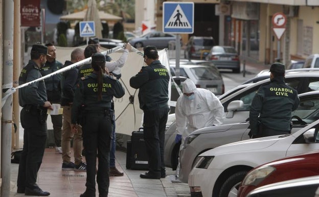 El grupo de criminalística de la Guardia Civil se encuentra recabando pruebas en el lugar de los hechos. 