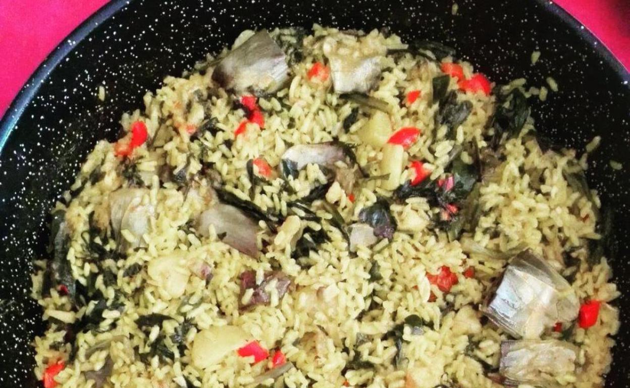 Este plato tiene como ingredientes principales el arroz y las hierbas silvestre, hasta un veintena. 