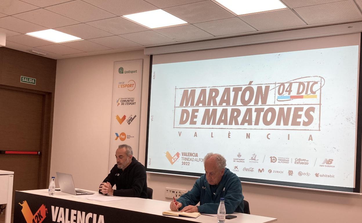 Juan Botella, presidente de la SD Correcaminos, a la izquierda, y Paco Borao, director del Maratón Valencia, a la derecha. 