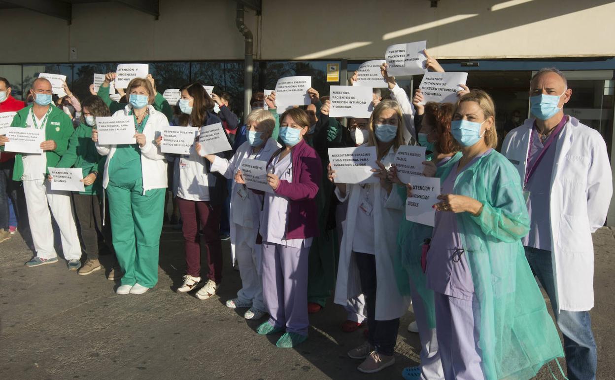 Personal sanitario del hospital La Fe, en la protesta de este lunes a la puertas del servicio de Urgencias.