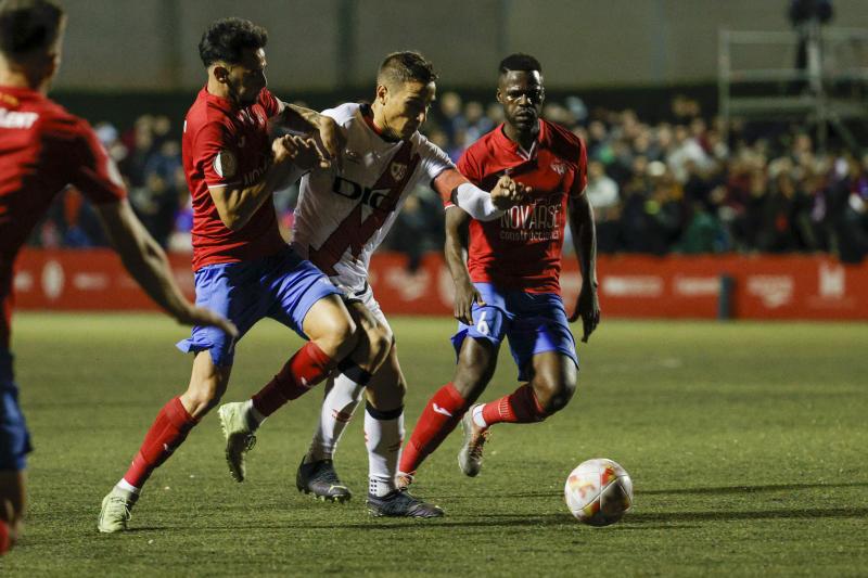 Óscar Trejo disputando un balón ante el Atlético Saguntino 