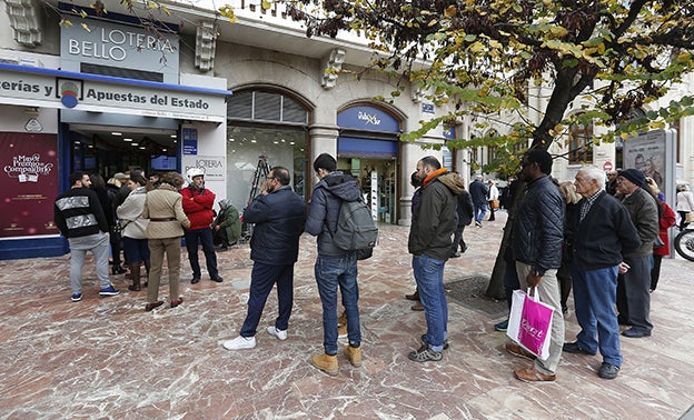 Cola de clientes de última hora, ayer en Lotería Bello, en la plaza del Ayuntamiento.