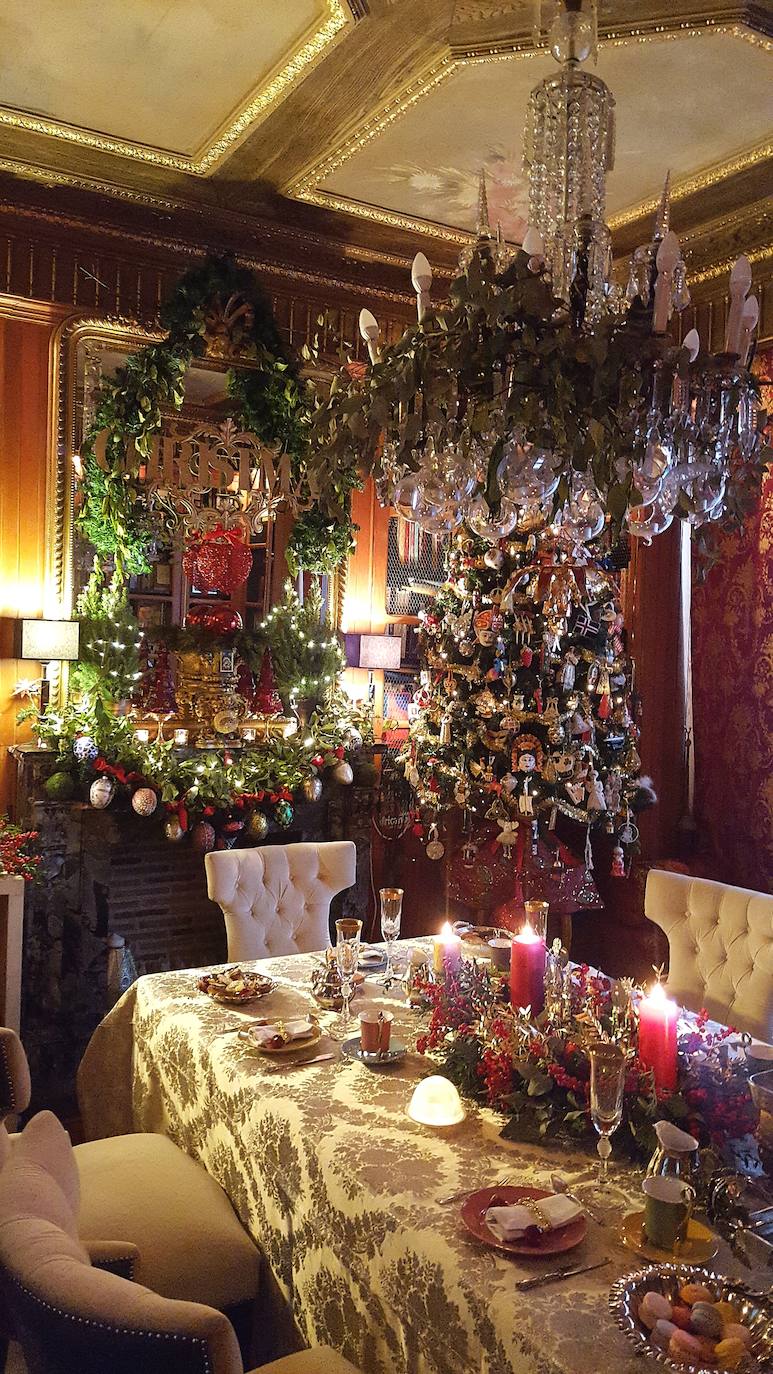 Otra de las decoraciones en la mesa de Laura Fitera, en esta ocasión con un mantel de brocado en beige y adornos de plata.