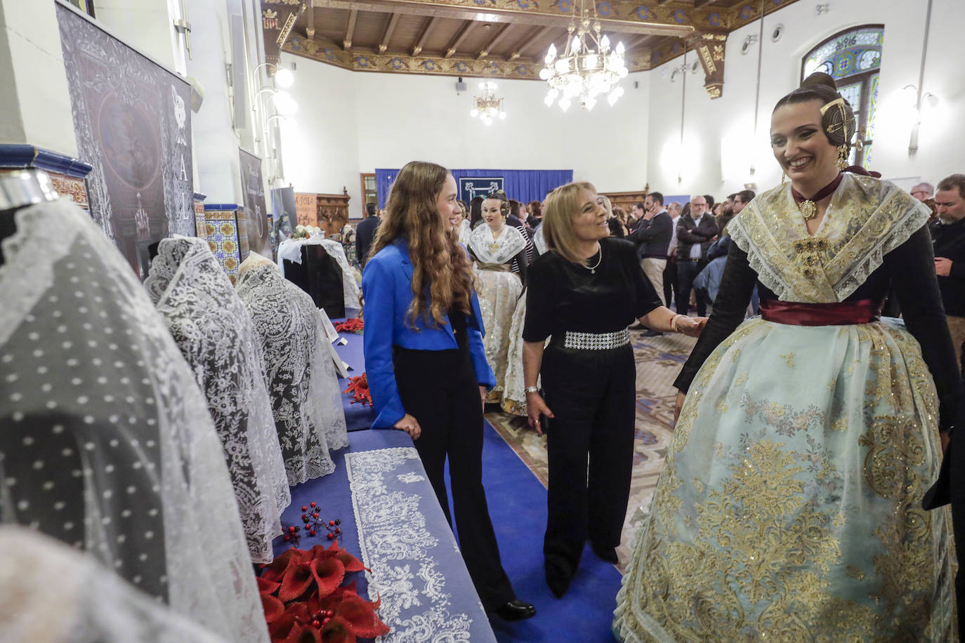 Fotos: Las cortes estrenan el segundo traje del ajuar fallero