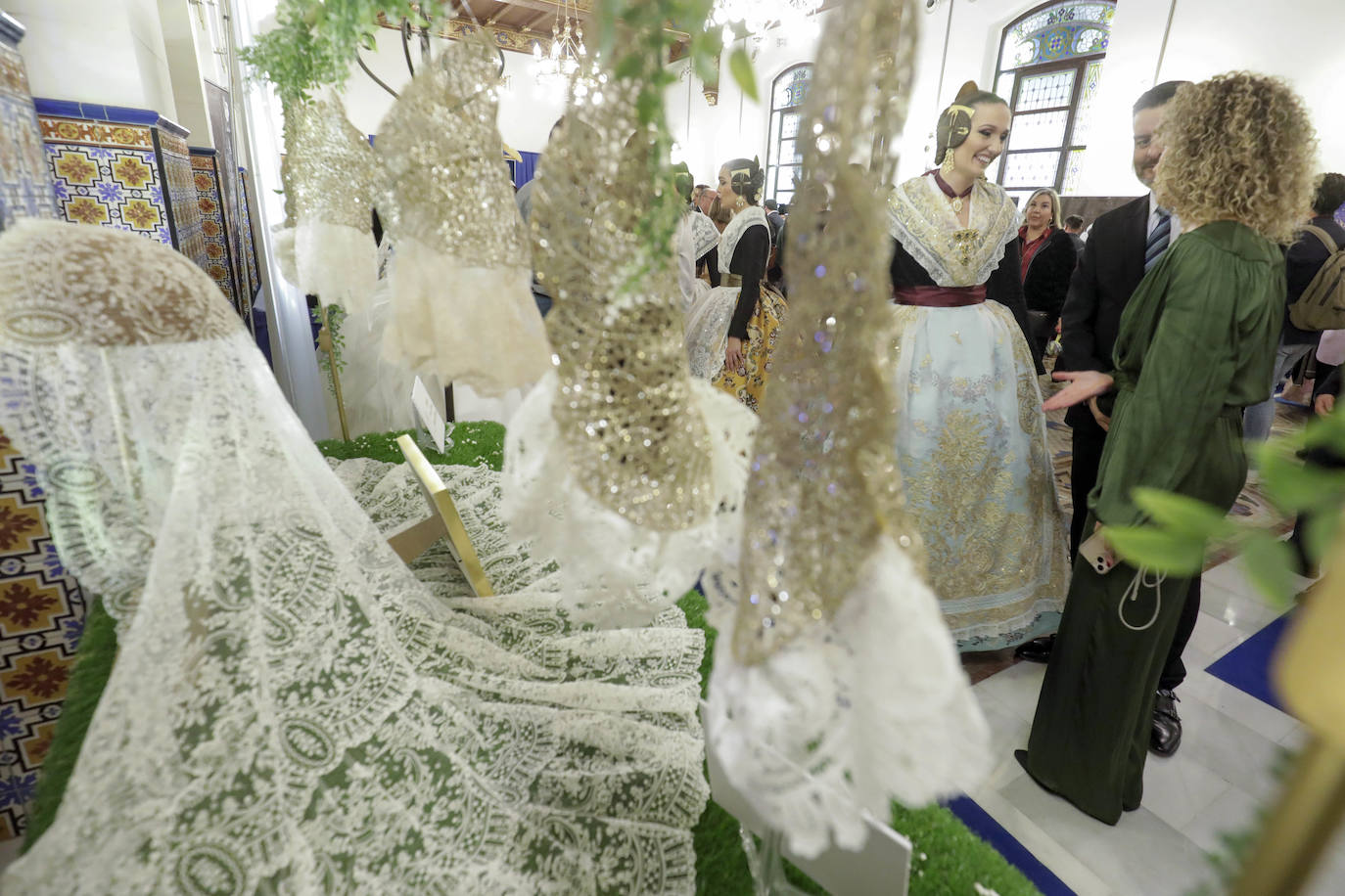 Fotos: Las cortes estrenan el segundo traje del ajuar fallero