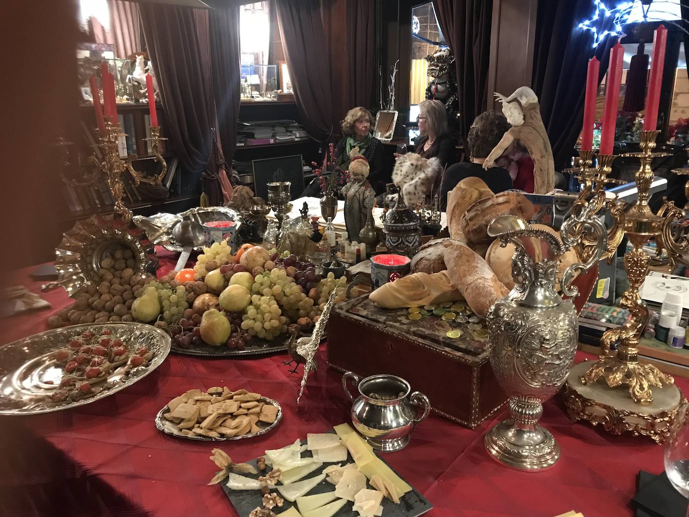 Mesa de Navidad de Vicente Gracia, con vajilla de plata.