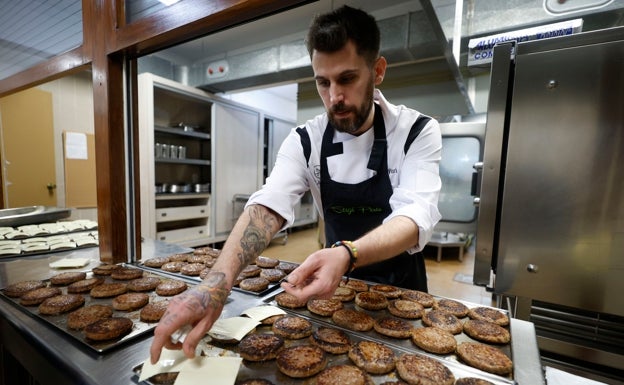 Sergi Peris, preparando las hamburguesas.