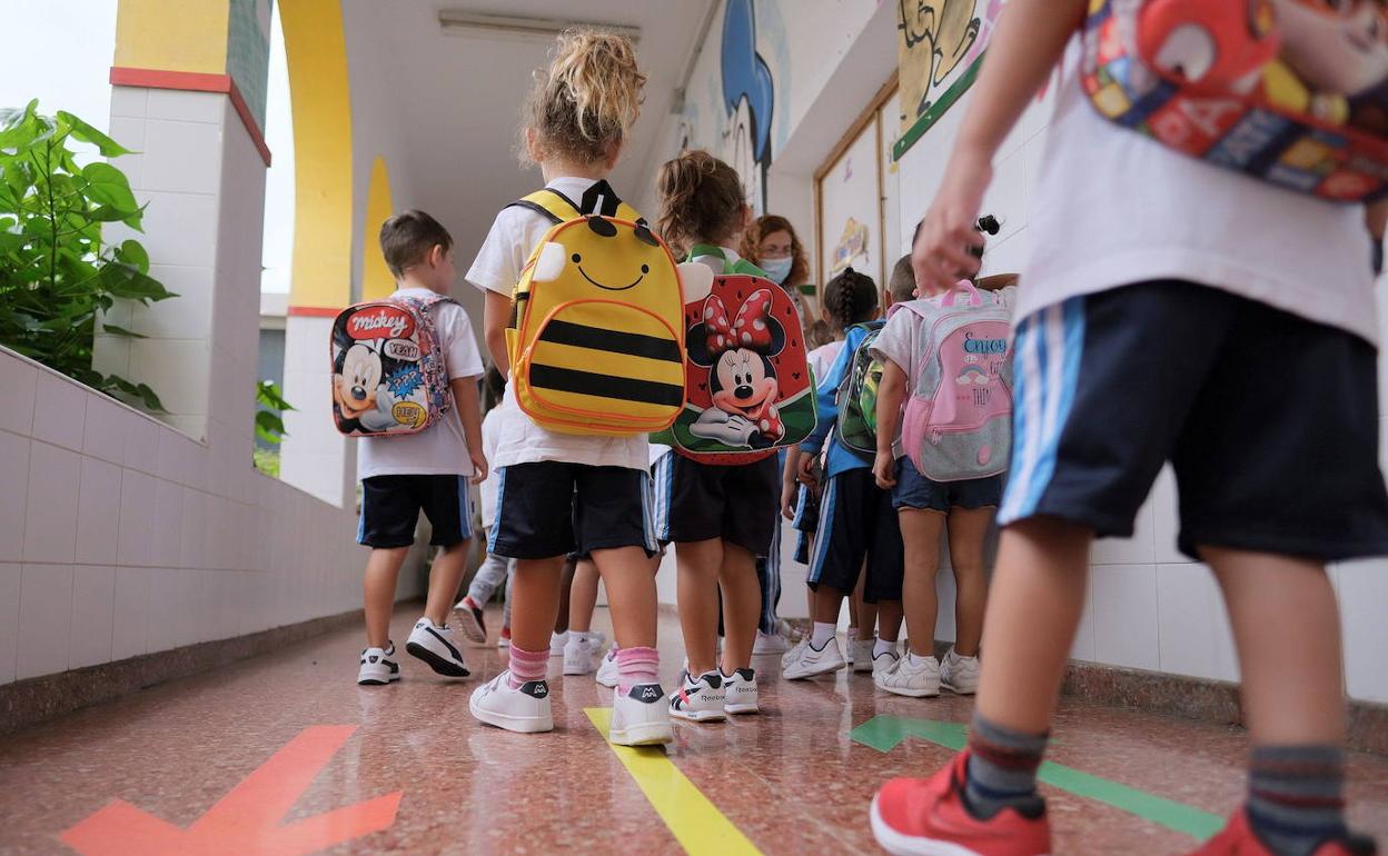 Niños durante el primer día de clase, en una foto de archivo. 