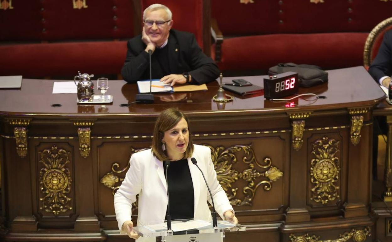 La portavoz del PP, María José Catalá, en el pleno con el alcalde Joan Ribó detrás. 