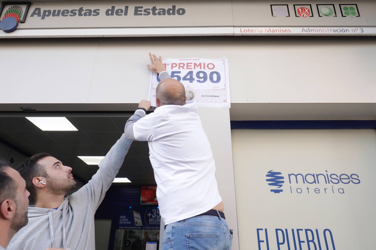 El Gordo y un quinto premio vendidos en Manises.