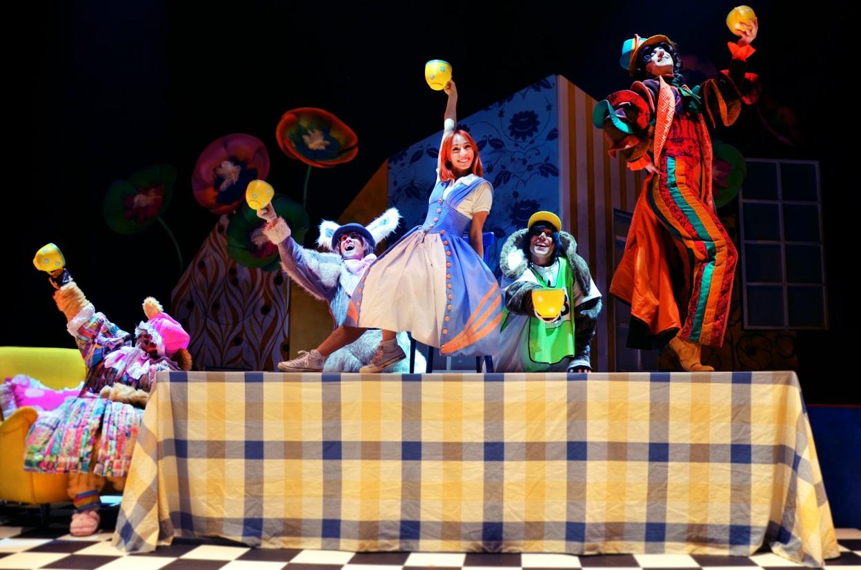 Representación de 'Alicia en elmusical de las maravillas'. 