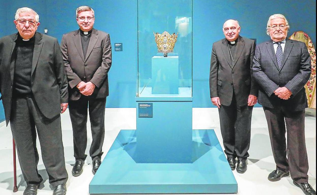 Monseñor Benavent junto a los asistentes a la inauguración. 