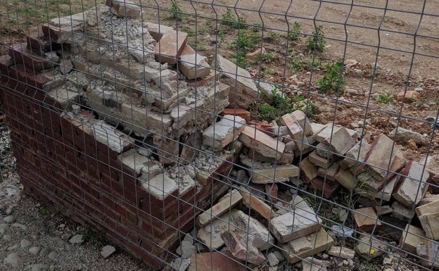 Imagen principal - Un casilicio hundido, la ermita de Potries y el camino del calvario con un ciprés y otra estación inclinados. 