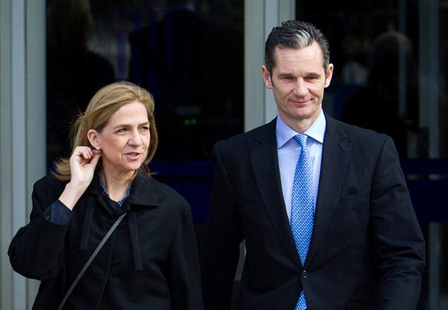 Infanta Cristina e Iñaki Urdangarin. Anunciaron su separación tras la publicación de unas imágenes Urdangarin dando un romántico paseo con su compañera de trabajo Ainhoa Armentia. 