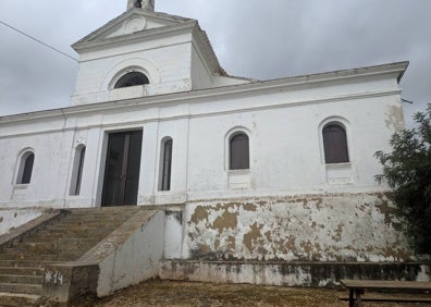 Imagen secundaria 1 - Un casilicio hundido, la ermita de Potries y el camino del calvario con un ciprés y otra estación inclinados. 