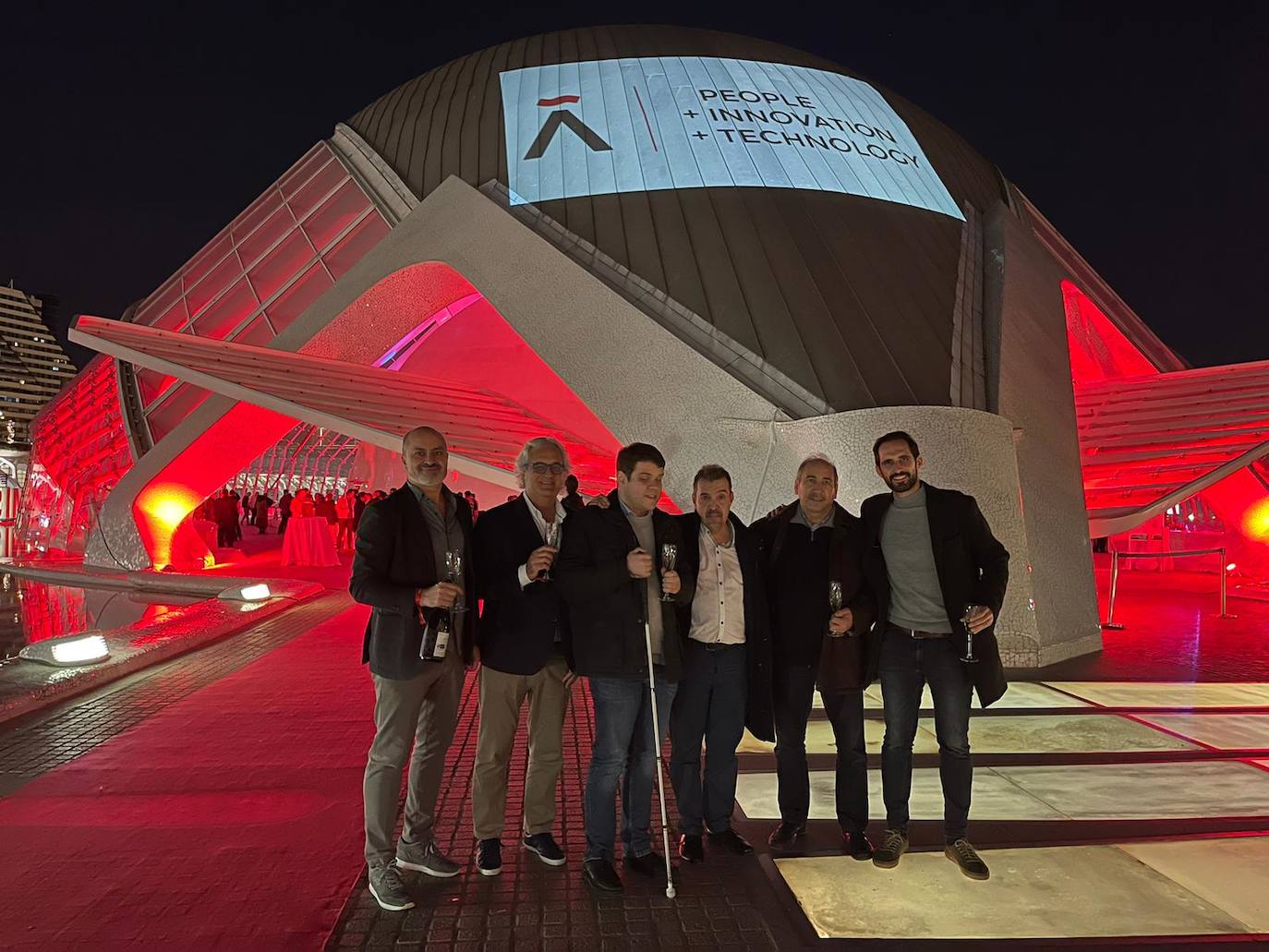 L'Hemisfèric se maquilló de rojo para celebrar la cena de empresa de Laberit.