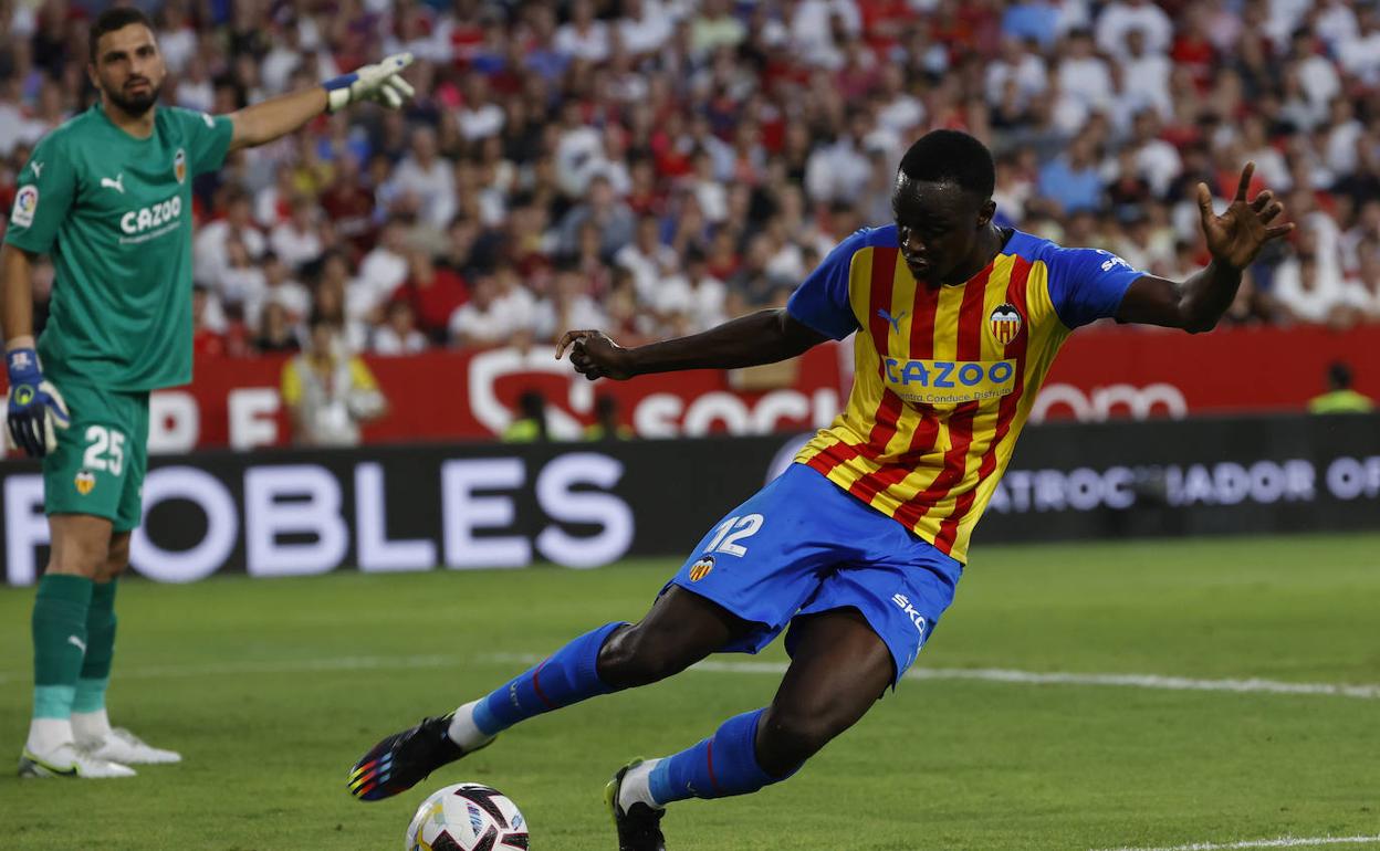 Diakhaby despeja el balón en un partido del Valencia. 