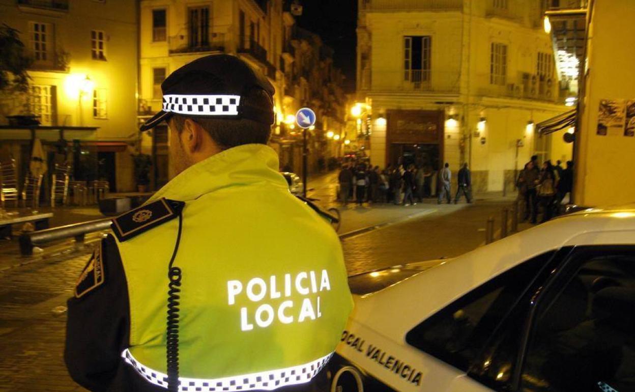 Un policía local en el barrio del Carmen de Valencia. 