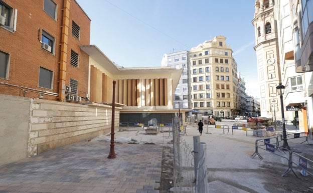 Inicio de la pavimentación del suelo de la plaza de Barón de Cortes. 