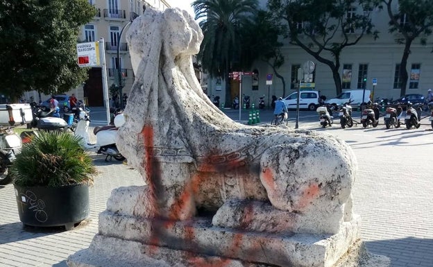 Escultura con pintadas junto al Pont de Fusta. 