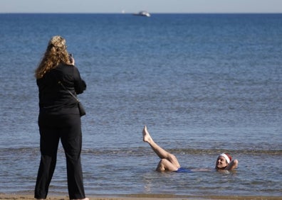 Imagen secundaria 1 - Paseo marítimo de Valencia con muca afluencia, posado en el agua y Víctor y Brenda Palomino, tras balarse. 